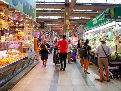 Varias personas hacen la compra en un mercado madrileño.