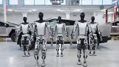 Elon Musk muestra las capacidades del robot humanoide de Tesla