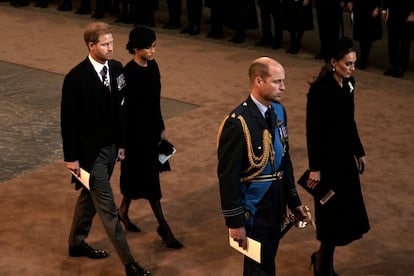 El príncipe Enrique y Meghan Markle caminan detrás de Guillermo de Inglaterra y Kate Middleton por el pasillo de la abadía de Westminster, el pasado 14 de septiembre, durante el funeral de su abuela, la reina Isabel II.