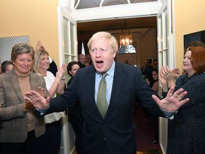 Boris Johnson es recibido por el personal de Downing Street tras reunirse con la reina, este viernes. En vídeo, crónica de la victoria del primer ministro.