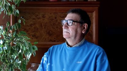 Carlos Róspide, paciente de cáncer, en su casa de Aranjuez.