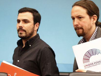 El secretari general de Podem, Pablo Iglesias (d), i el líder d'IU, Alberto Garzón.