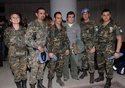 Fernando Alonso posa junto a los soldados de la base española.