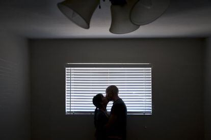 La novela comienza en una habitación oscura donde se practica sexo.