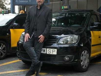 Carlos Zanón, esta semana, en una parada de taxis de Barcelona.