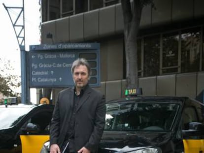 Carlos Zanón, esta semana, en una parada de taxis de Barcelona.