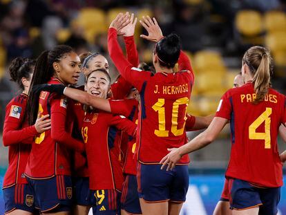 Las jugadoras de la selección se abrazan tras uno de los goles de España ante Costa Rica.