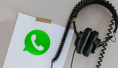 Las notas de voz de WhatsApp las podrás escuchar en cualquier parte de la aplicación.