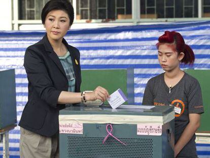 La primera ministra, Yingluck Shinawatra, vota en Bangkok.