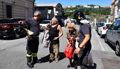 Algunos de los evacuados tras el derrumbe en Génova.