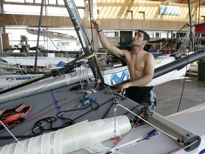 Antón Paz trabaja en el CEAR de vela en Santander.