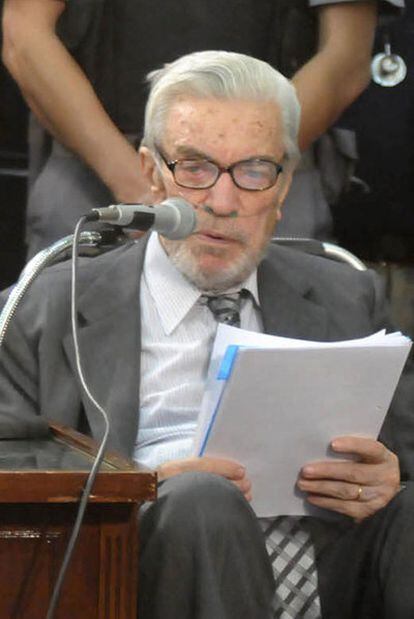 Antonio Bussi declara ante una corte federal en 2008.