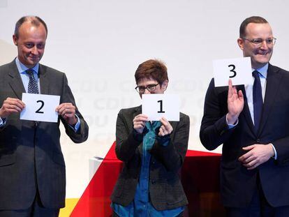 De izquierda a derecha, Friedrich Merz, Annegret Kramp-Karrenbauer y Jens Spahn, candidatos a suceder a Angela Merkel antes de un acto de campaña en noviembre.