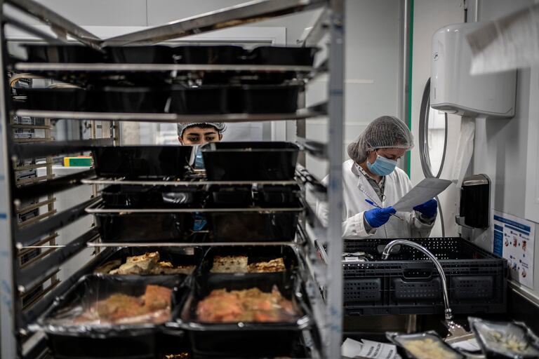 Andrea, a la derecha, técnica de calidad, realizando su trabajo en la cocina de Comidissimo.
