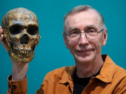 Svante Paabo posa este lunes con la réplica de un cráneo de neandertal en el Instituto Max Planck de Leipzig.