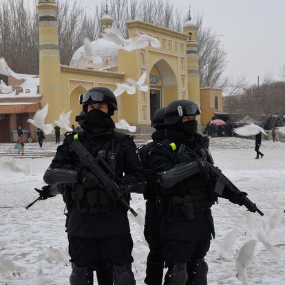 Agentes junto a la mezquita de Id Kah, en 2014.