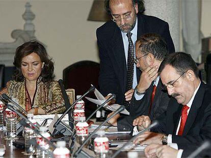 Carmen Calvo, junto al director general del Libro, Rogelio Blanco (de pie); el subsecretario de Cultura, Antonio Hidalgo, y, a la derecha, Julián Lanzarote, ayer en la reunión del Patronato del Archivo de la Guerra Civil.