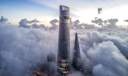 Vista de la Torre de Shanghái entre la niebla.