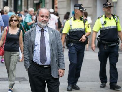 Recasens amb dos agents de la Guàrdia Urbana.