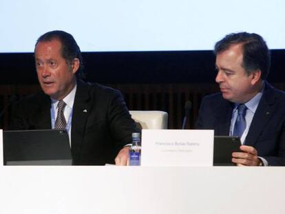 El presidente de Abanca, Juan Carlos Escotet (c), acompañado por el consejero delegado de la entidad, Francisco Botas (d), durante la Junta General Ordinaria de Accionistas celebrada hoy en la sede de Afundación en La Coruña.