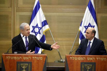 El primer ministro israelí, Benjamin Netanyahu, y el líder de Kadima, Shaul Mofaz, en una conferencia de prensa conjunta.