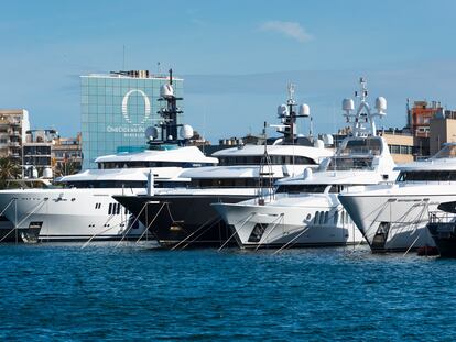 Yates en el puerto de Barcelona.