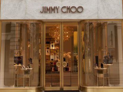 Fachada de un establecimiento de la firma de zapatos de lujo Jimmy Choo.