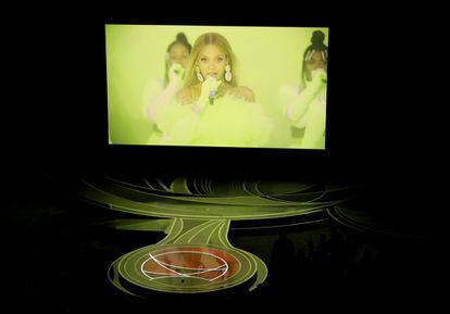 La actuación de Beyoncé se transmite en una pantalla de vídeo durante la entrega anual de los Premios de la Academia en el teatro Dolby.