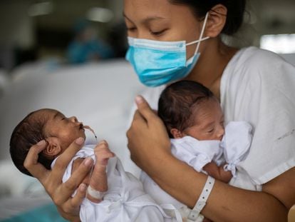 Una madre acurruca a sus bebés prematuros recién nacidos dentro de la sala de maternidad del Hospital Dr. José Fabella Memorial, en Manila, Filipinas.