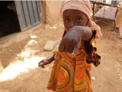 Una ni&ntilde;a nigeriana muestra su dedo pintado como prueba de que ha sido vacunada contra la polio. 