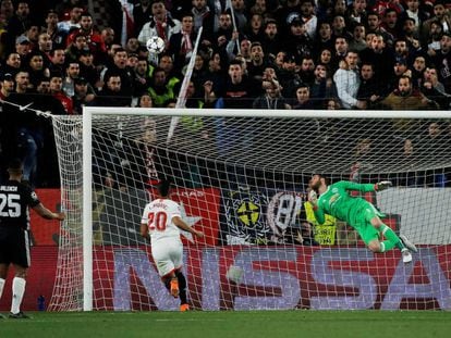 De Gea detiene un cabezazo de Muriel.