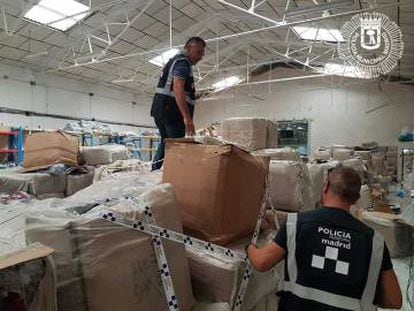 Agentes de la Policía Municipal de Madrid en la nave del polígono Cobo Calleja.