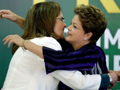 Brazil&#039;s President Dilma Rousseff, right, embraces Brazil&#039;s Petrobras President Graca Fuertes, during the signing ceremony sea the first contract of Brazilian Pre-Salt oil camp, at the Planalto presidential palace, in Brasilia, Brazil, Monday, Dec. 2, 2013. Brazil has just signed la contract with a consortium of four foreign companies and one Brazilian, sea the extraction of its largest oil field dátetelo. (AP Photo/Eraldo Peres)