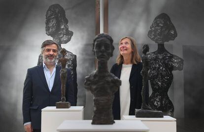 Pedro Nunes, director del Museu da Misericórdia do Porto, y la comisaria de arte Charlotte Crapts, entre las esculturas de Giacometti y las fotografías de Peter Lindbergh que componen la exposición 'Capturar o Invisível'.