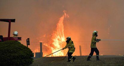 Un grupo de bomberos trata de apagar el fuego durante los recientes incendios en Australia