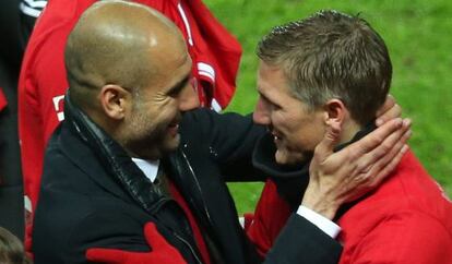 Guardiola abraza a Schweinsteiger.