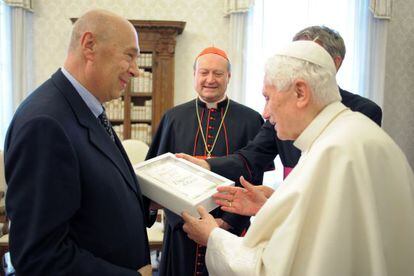 El Papa, con un ejemplar de su libro.