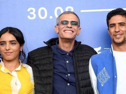 El director Abdellatif Kechiche (centro), junto con los actores Shain Boumedine (derecha) y Hafsia Herzi , en Venecia. 