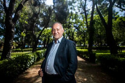 José Ramón Repullo, profesor emérito de Planificación y Economía de la Salud de la Escuela Nacional de Sanidad, en los jardines del Instituto de Salud Carlos III, en Madrid.