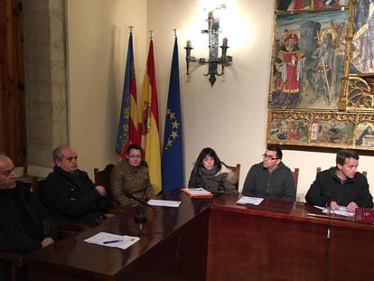 Los dos concejales del PP dimitidos, a la izquierda, en una reunión municipal.