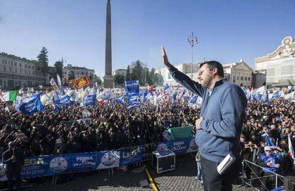 Matteo Salvini, en el mitin que convocó en su apoyo en la plaza del Popolo de Roma el pasado diciembre.
