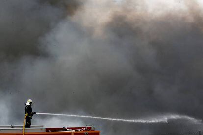 Tareas de extinción del incendio de neumáticos ayer en Seseña.