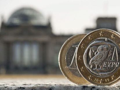 Dos monedas de euro, una de ellas acu&ntilde;ada en Grecia, fotografiadas delante del Bundestag en Berl&iacute;n (Alemania).