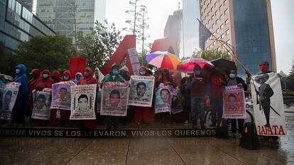 Los familiares de los 43 estudiantes de Ayotzinapa protestan en Ciudad de México, el 26 de agosto de 2022.