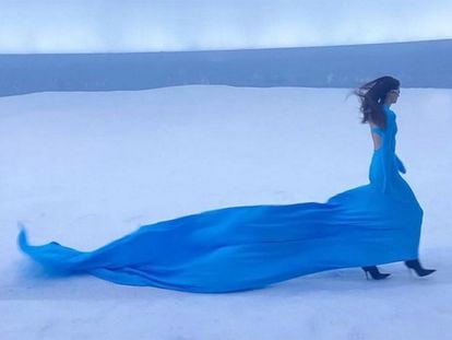 Un vestido azul con una enorme cola que ondeaba al viento cerró el desfile.