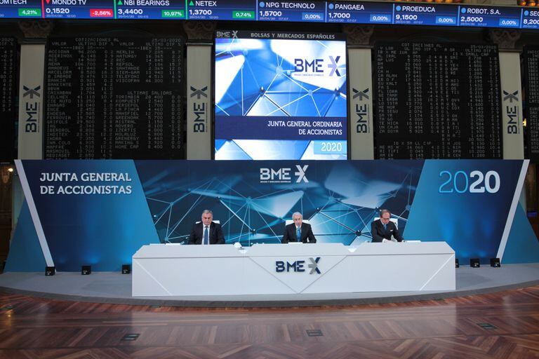 Presidente de BME, Antonio Zoido, y consejero delegado de BME, Javier Hernani, junto al secretario general, en la junta general de accionistas celebrada en Madrid.