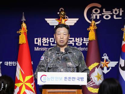 El teniente Ahn Young-ho en una rueda de presa por la muerte de un funcionario a manos de Corea del Norte este jueves en Seúl