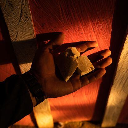 Campesino sostiene en su mano pasta de la base de coca producida en Nueva Colombia.
