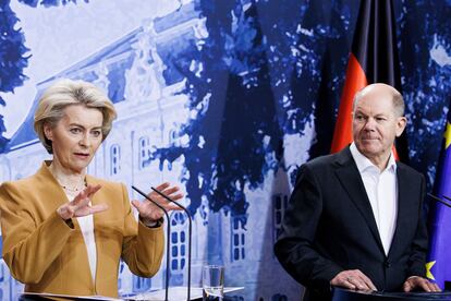 La presidenta de la Comisión Europea, Ursula von der Leyen, y el canciller alemán Olaf Sholz