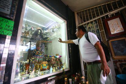 Un hombre contempla una imagen de la Santa Muerte en el barrio de Tepito, en Ciudad de México.